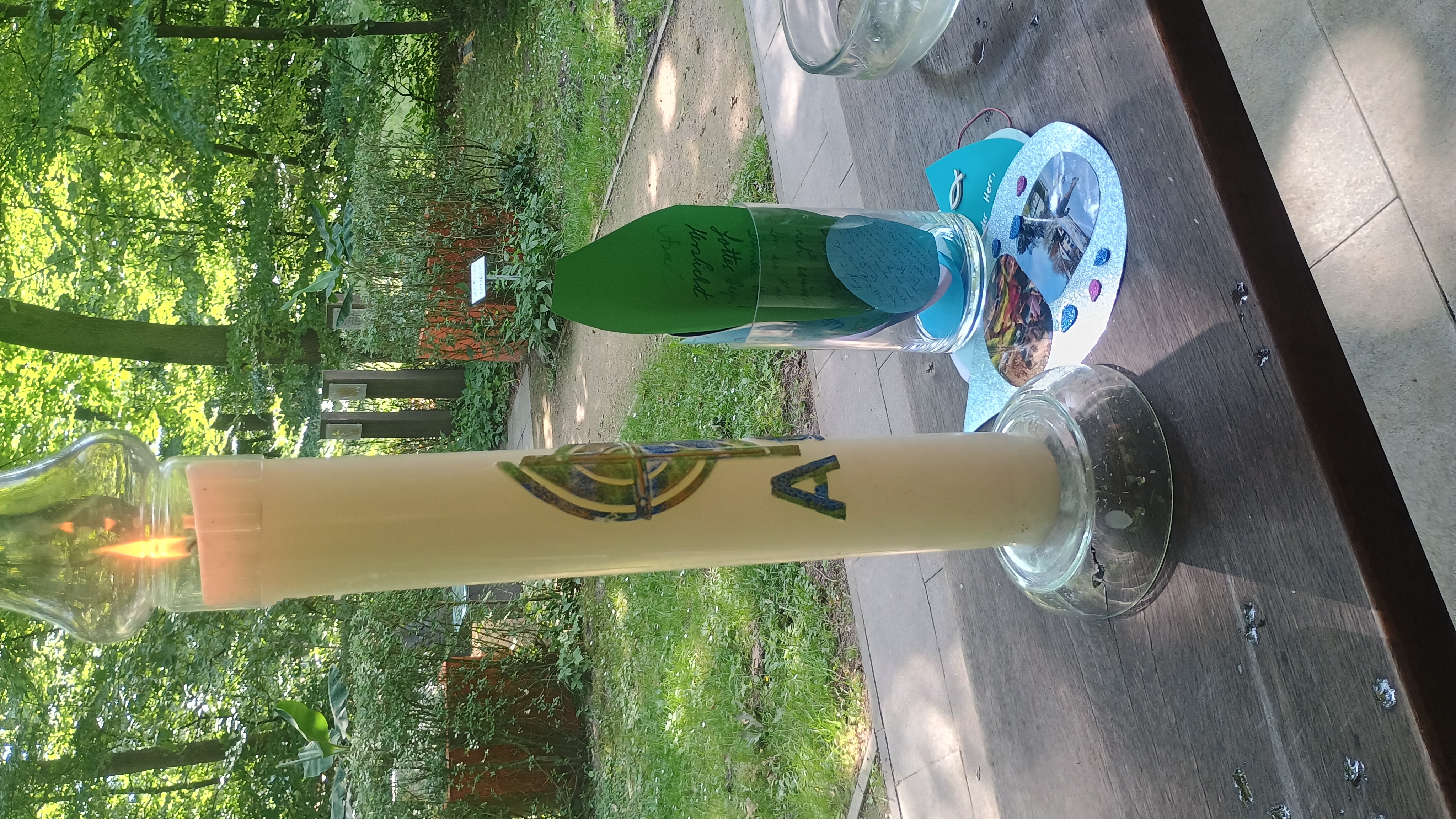 2025 06 14 GG - ev Taufe - Taufkerze und Glas mit Tropfen