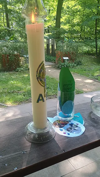 2025 06 14 GG - ev Taufe - Taufkerze und Glas mit Tropfen